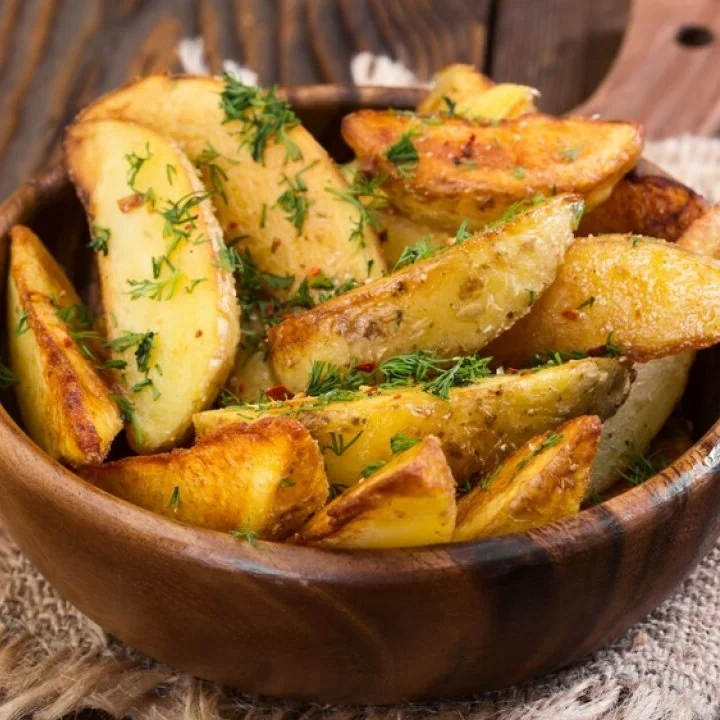 Картофельные дольки с ароматными травами