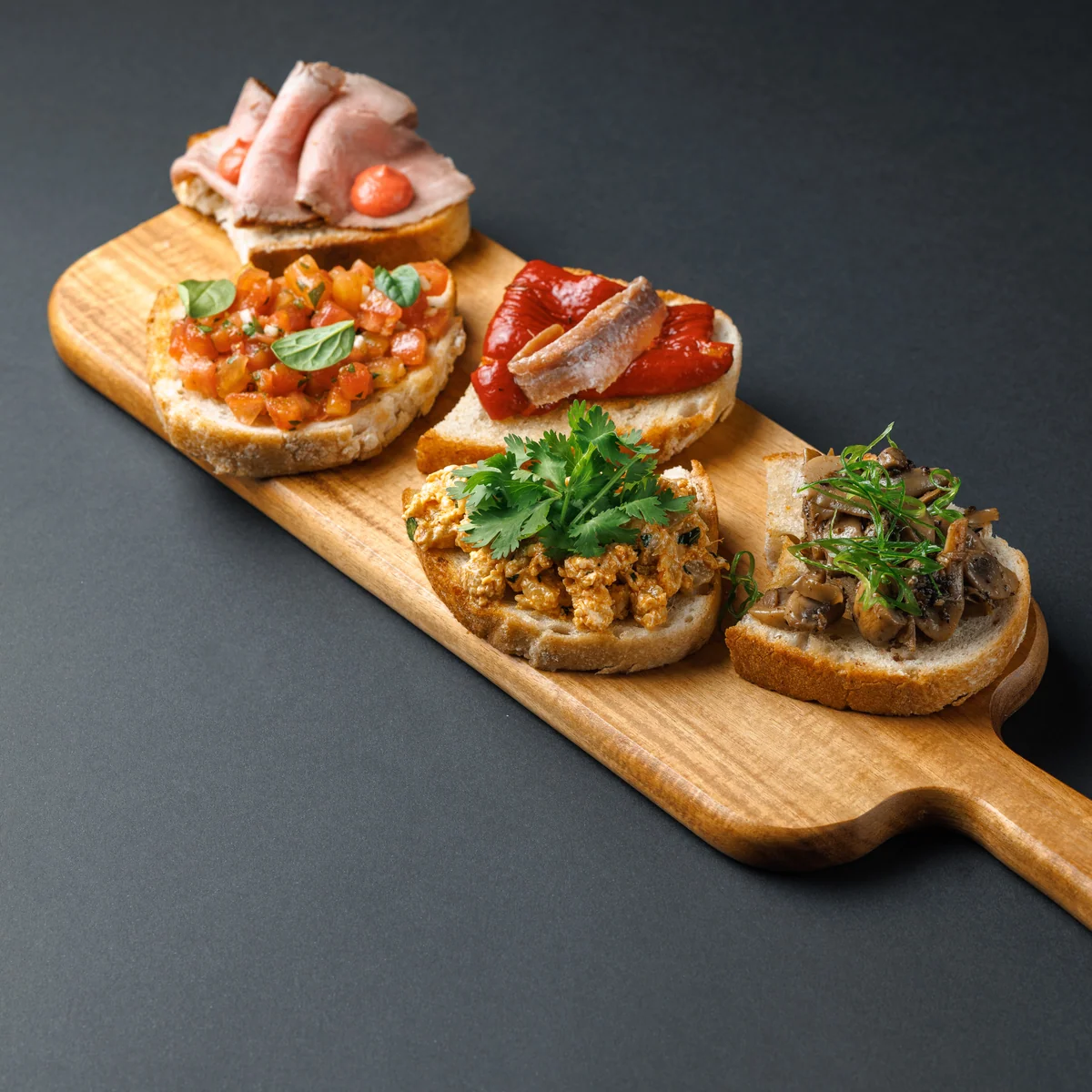 Брускетта с креветками и творожным сыром 